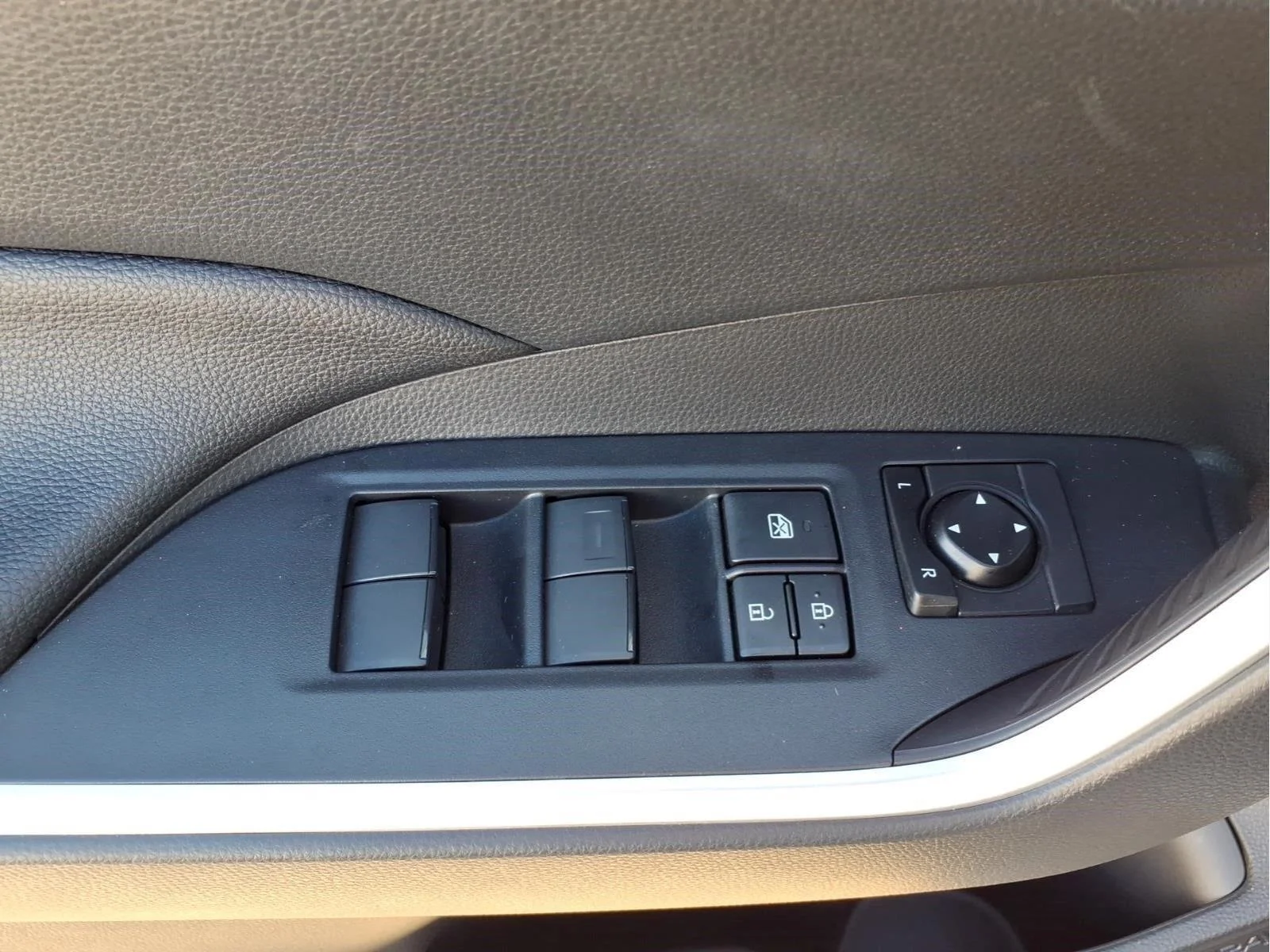 Used 2025 Ice Cap Toyota Hybrid LE image 18