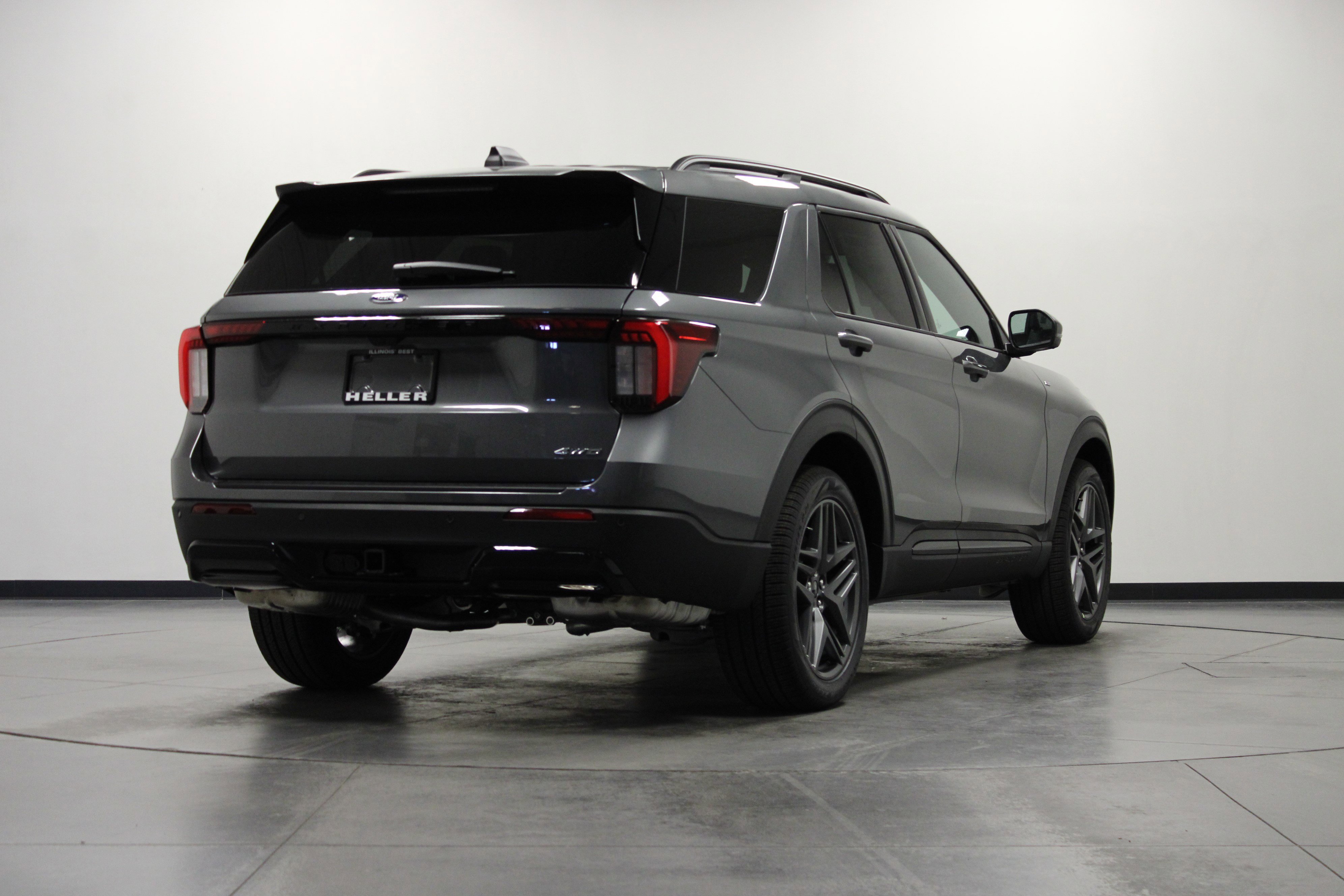 New 2026 Carbonized Gray Metallic Ford ST-Line image 4