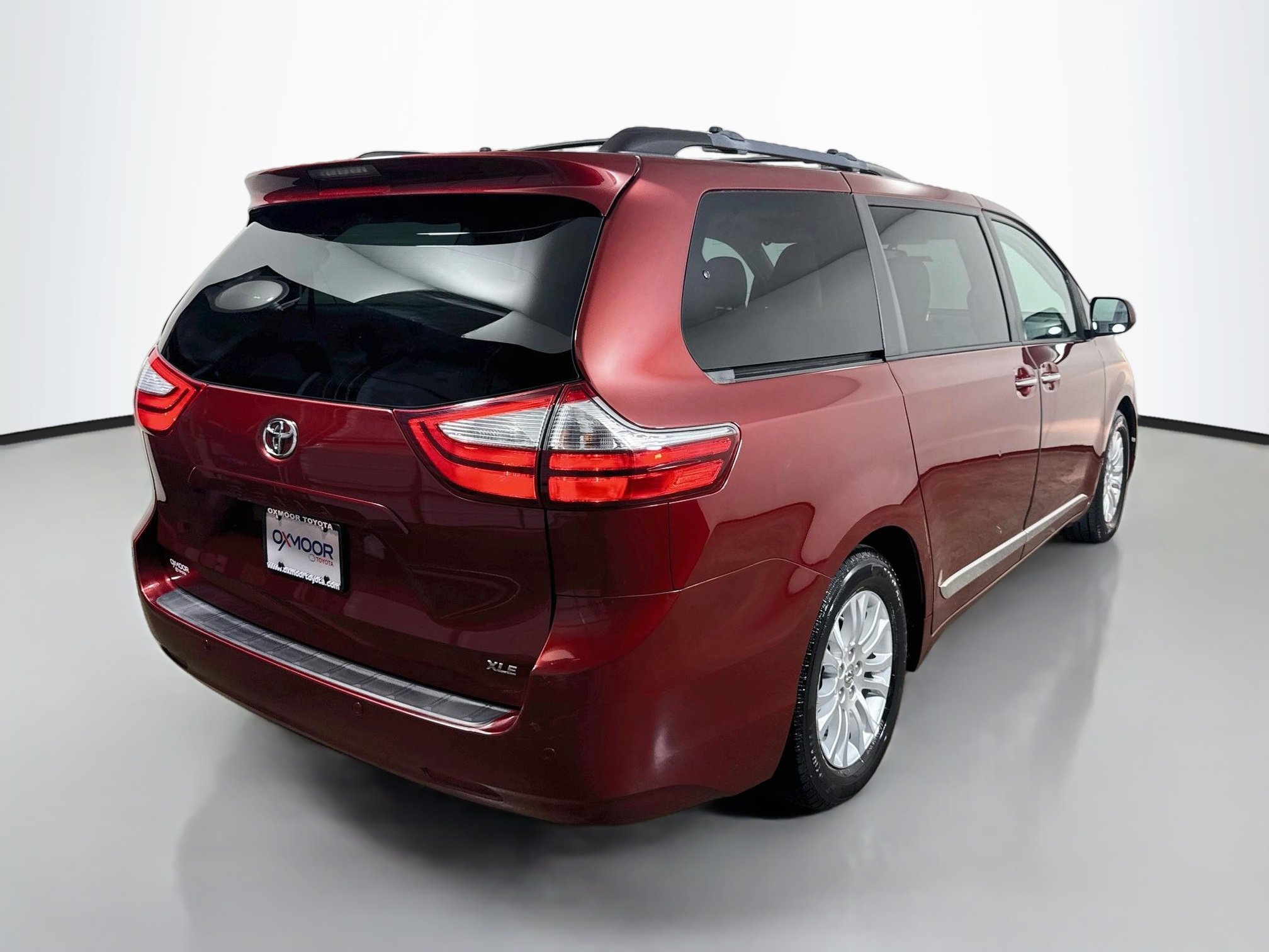 Used 2016 Salsa Red Pearl Toyota XLE image 7