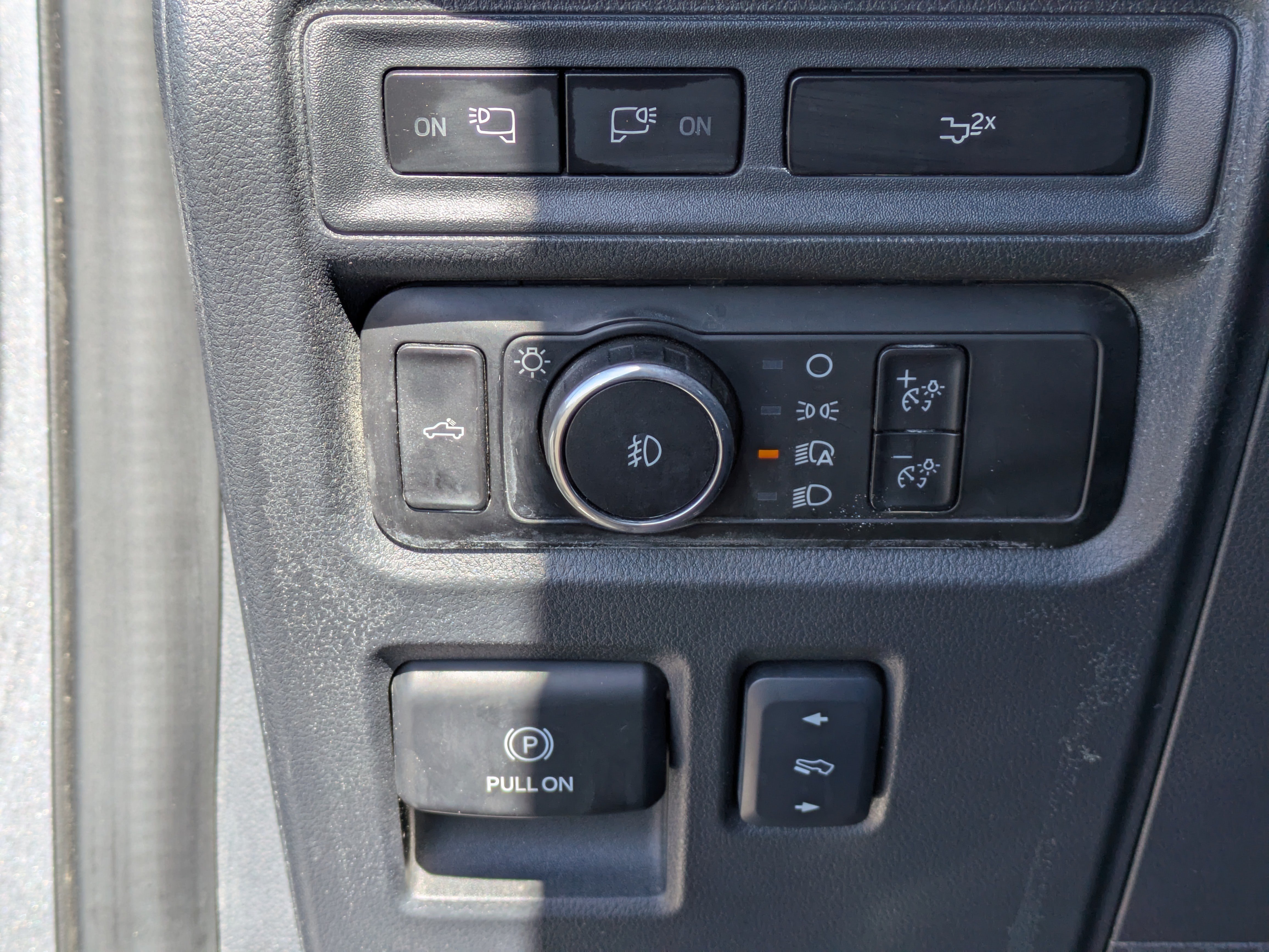 Used 2024 Silver Ford LARIAT image 30