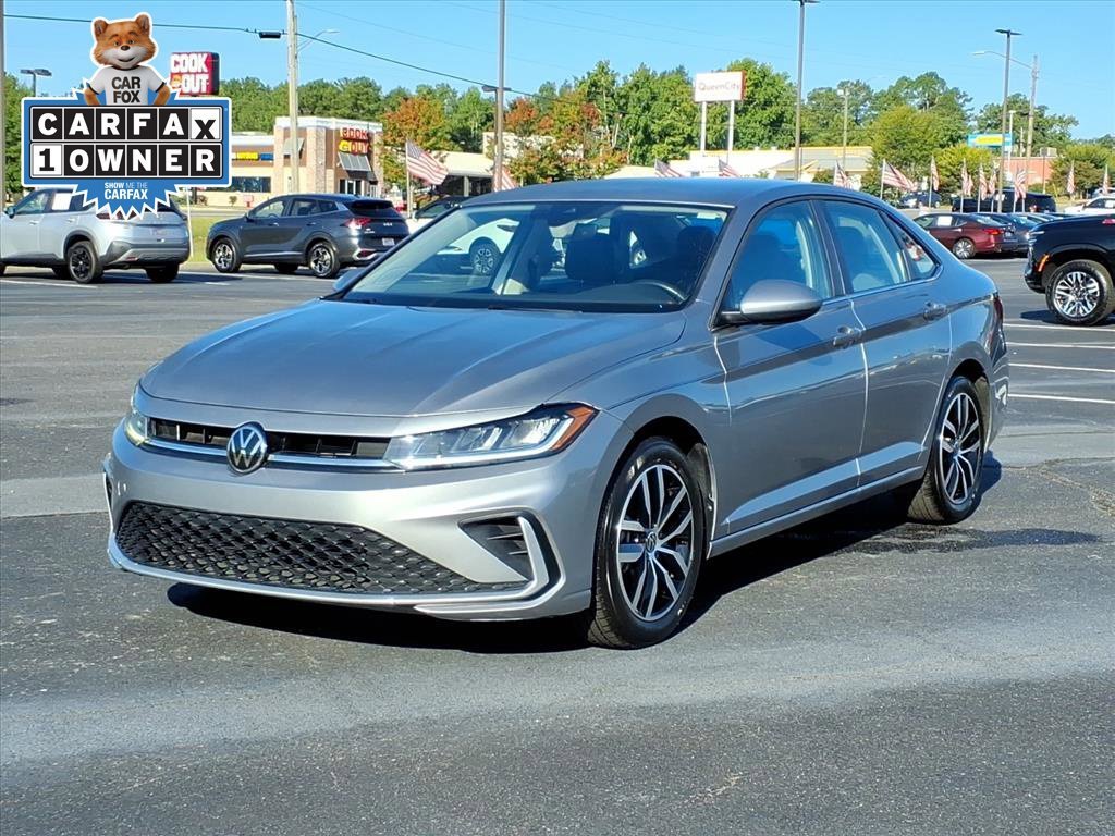 Used 2025 Silver Volkswagen SE image 1