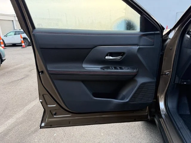 New 2027 Canyon Bronze Metallic/Super Black Nissan SV image 15