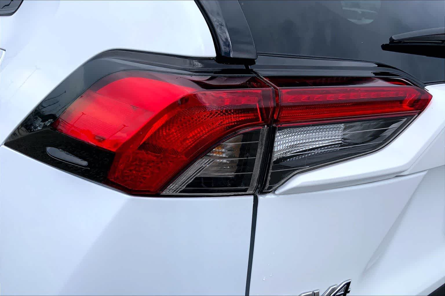 Used 2025 Ice Cap Toyota Hybrid XLE image 28