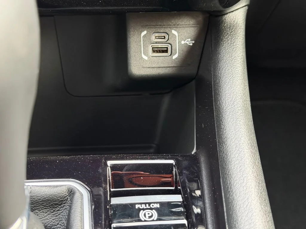 New 2026 Bright White Clearcoat Jeep Latitude image 16