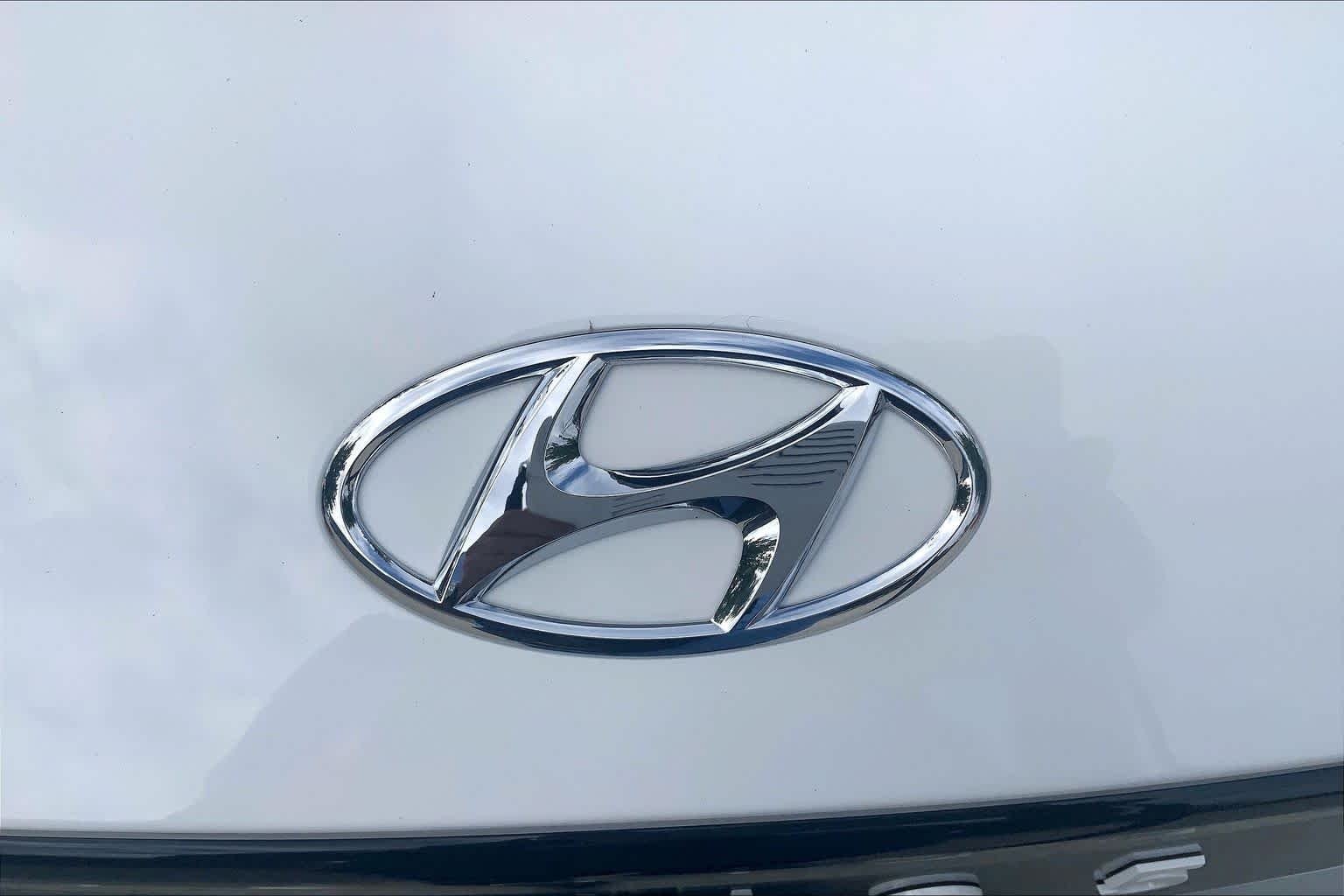 Used 2024 Atlas White Hyundai SEL image 32