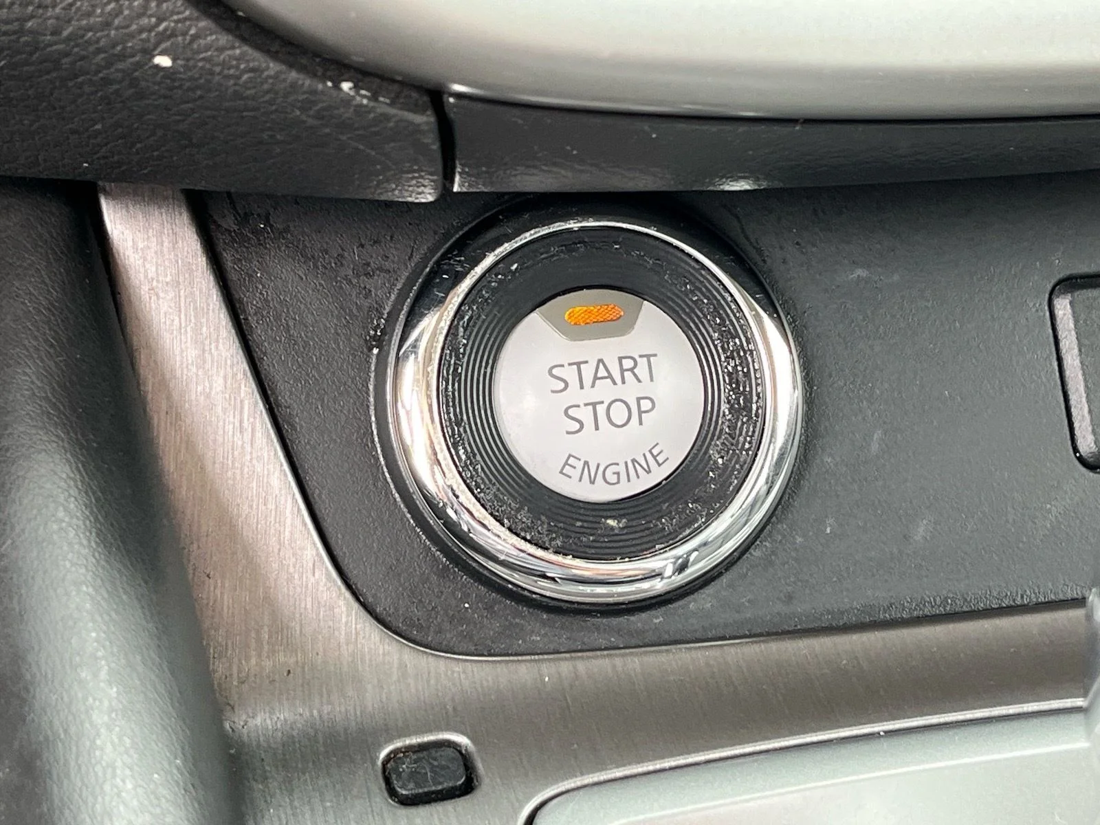 Used 2019 Pearl White Tricoat Nissan SL image 21