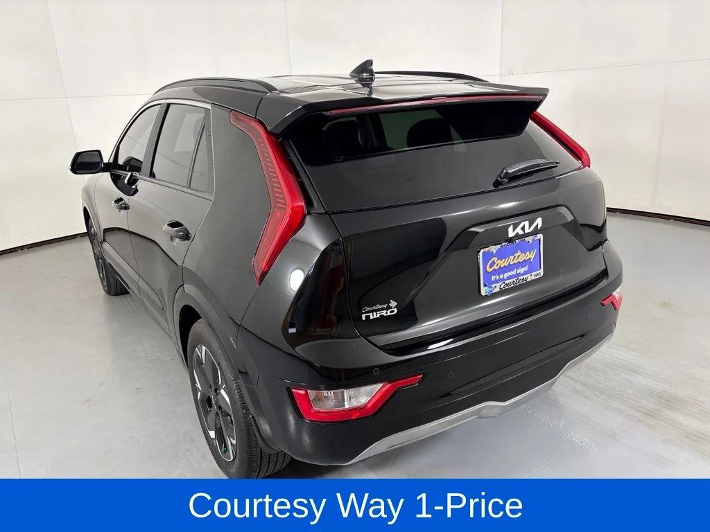 Used 2025 Black Kia Wind image 8
