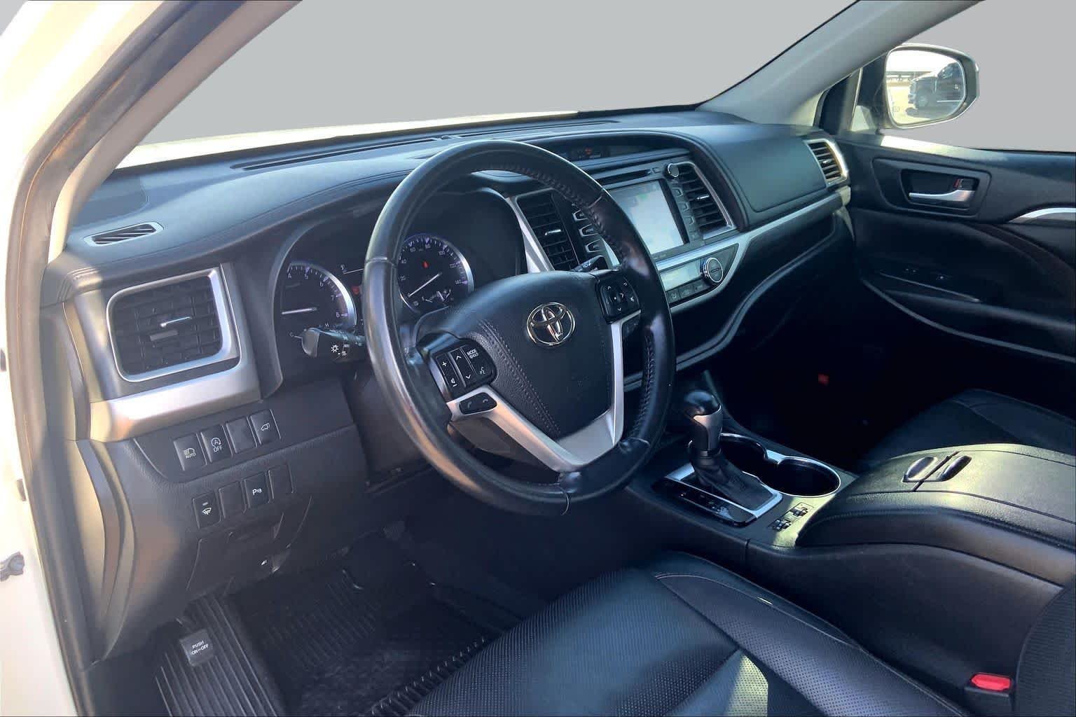 Used 2019 Blizzard Pearl Toyota Limited image 18