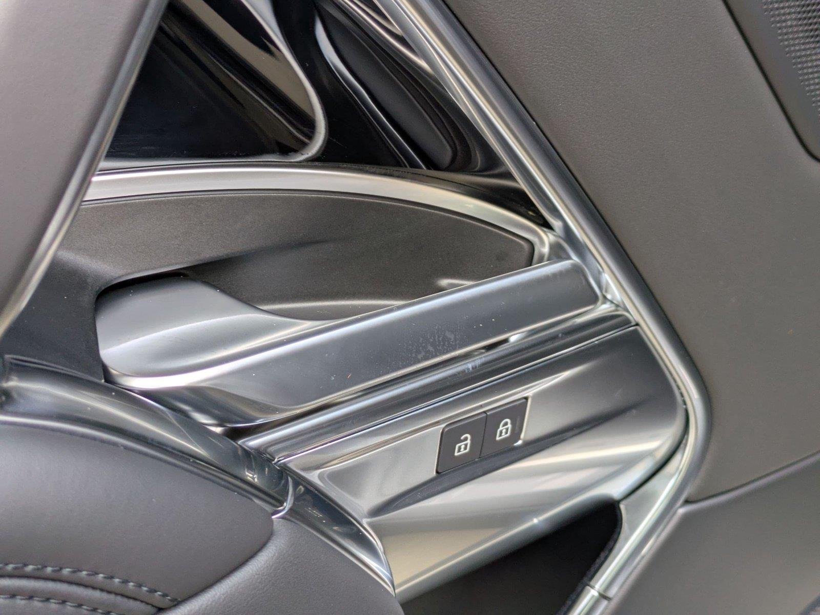 New 2026 Eiger Grey Metallic Land Rover SE image 27