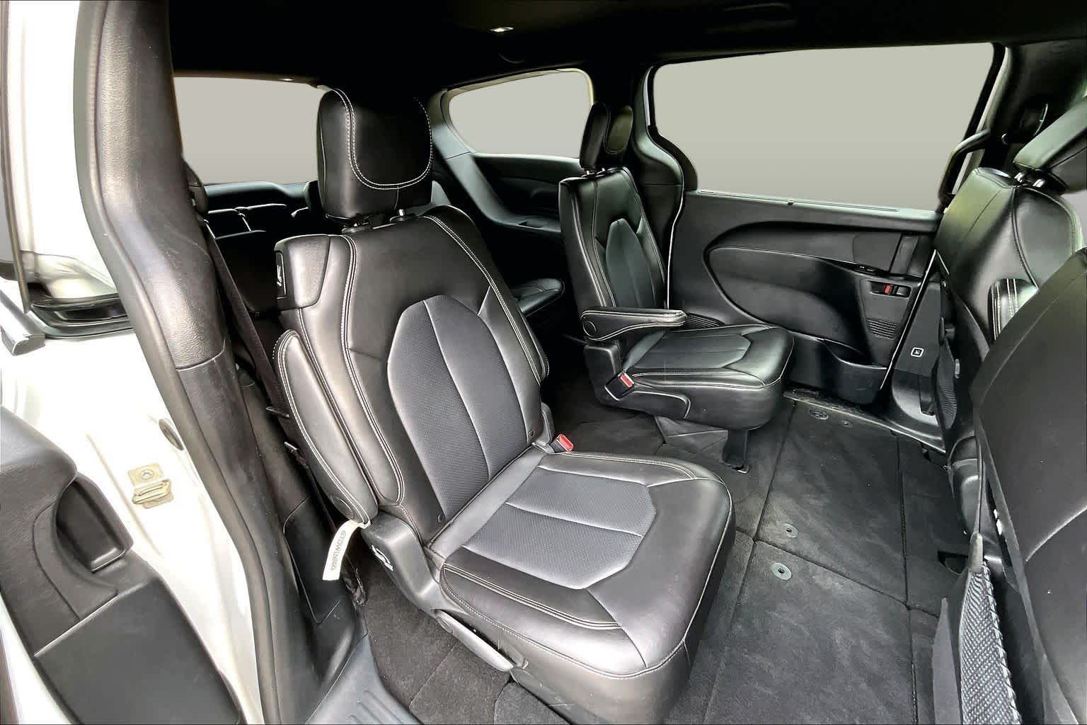 Used 2025 Bright White Clearcoat Chrysler Select image 21