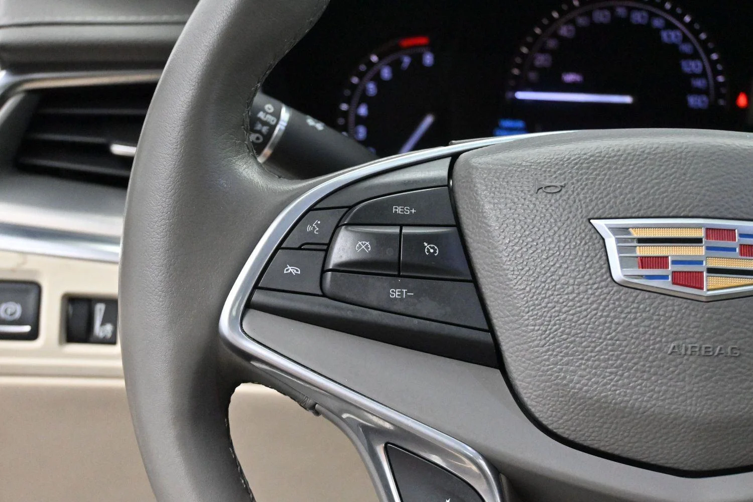 Used 2017 CRYSTAL WHITE TRICOAT Cadillac Luxury FWD image 17