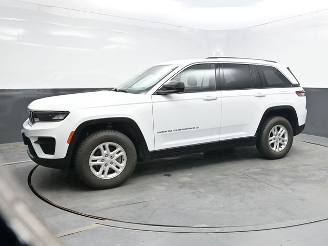 Used 2022 White Jeep Laredo image 3