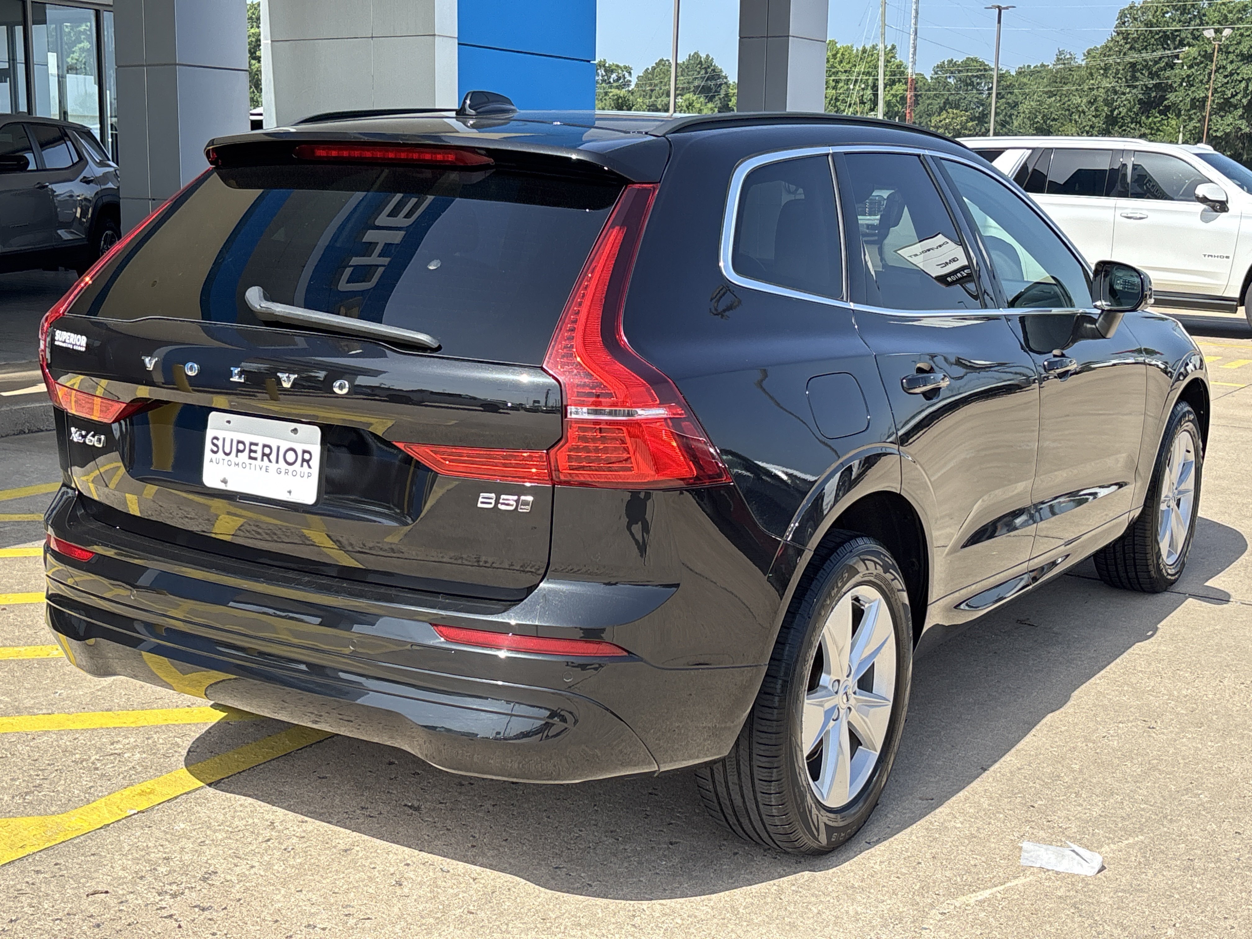 Used 2022 Onyx Black Metallic Volvo Momentum image 3