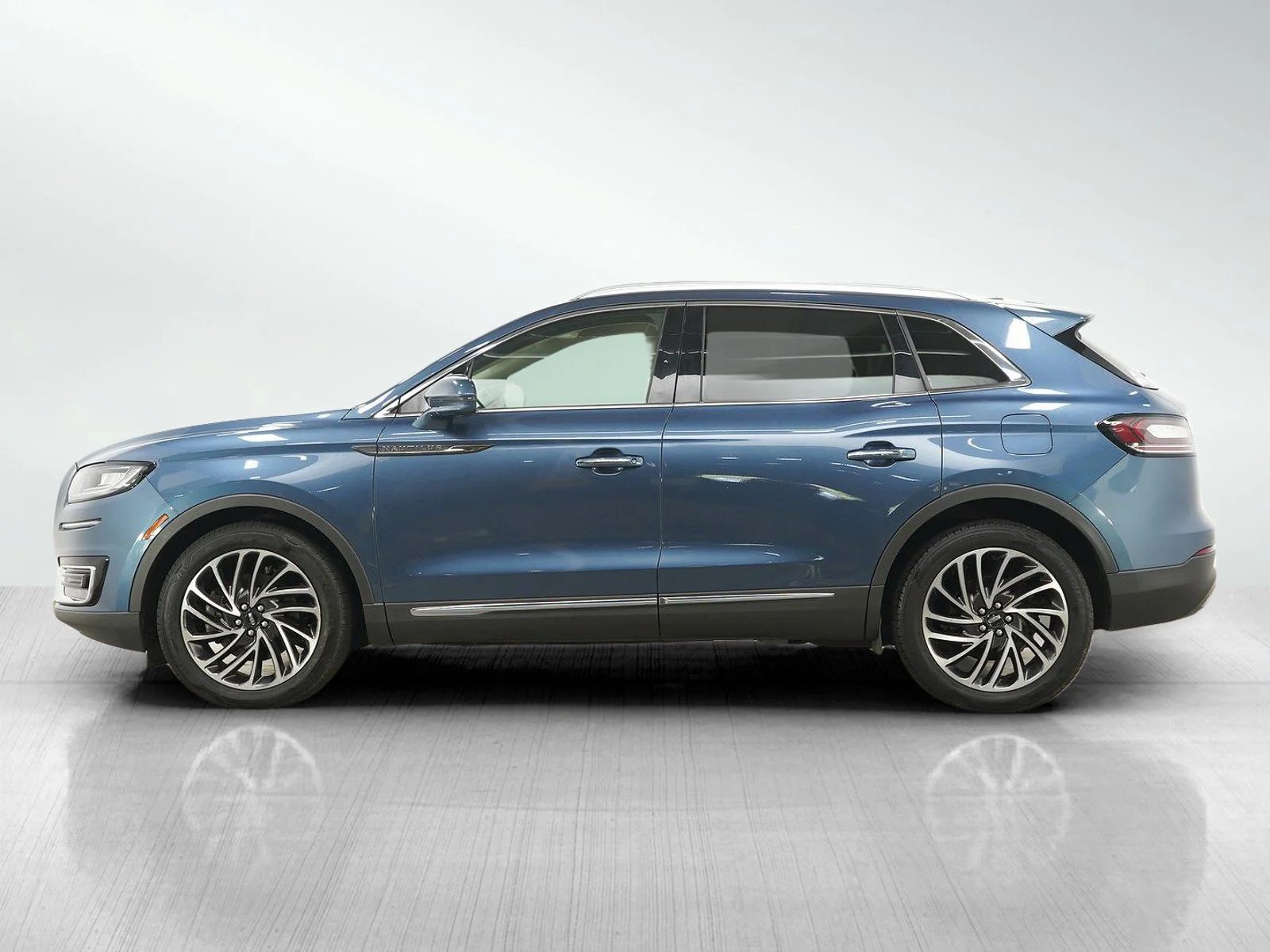 Used 2019 Lincoln Nautilus Reserve with VIN 2LMPJ8L91KBL54048 for sale in Burnsville, Minnesota