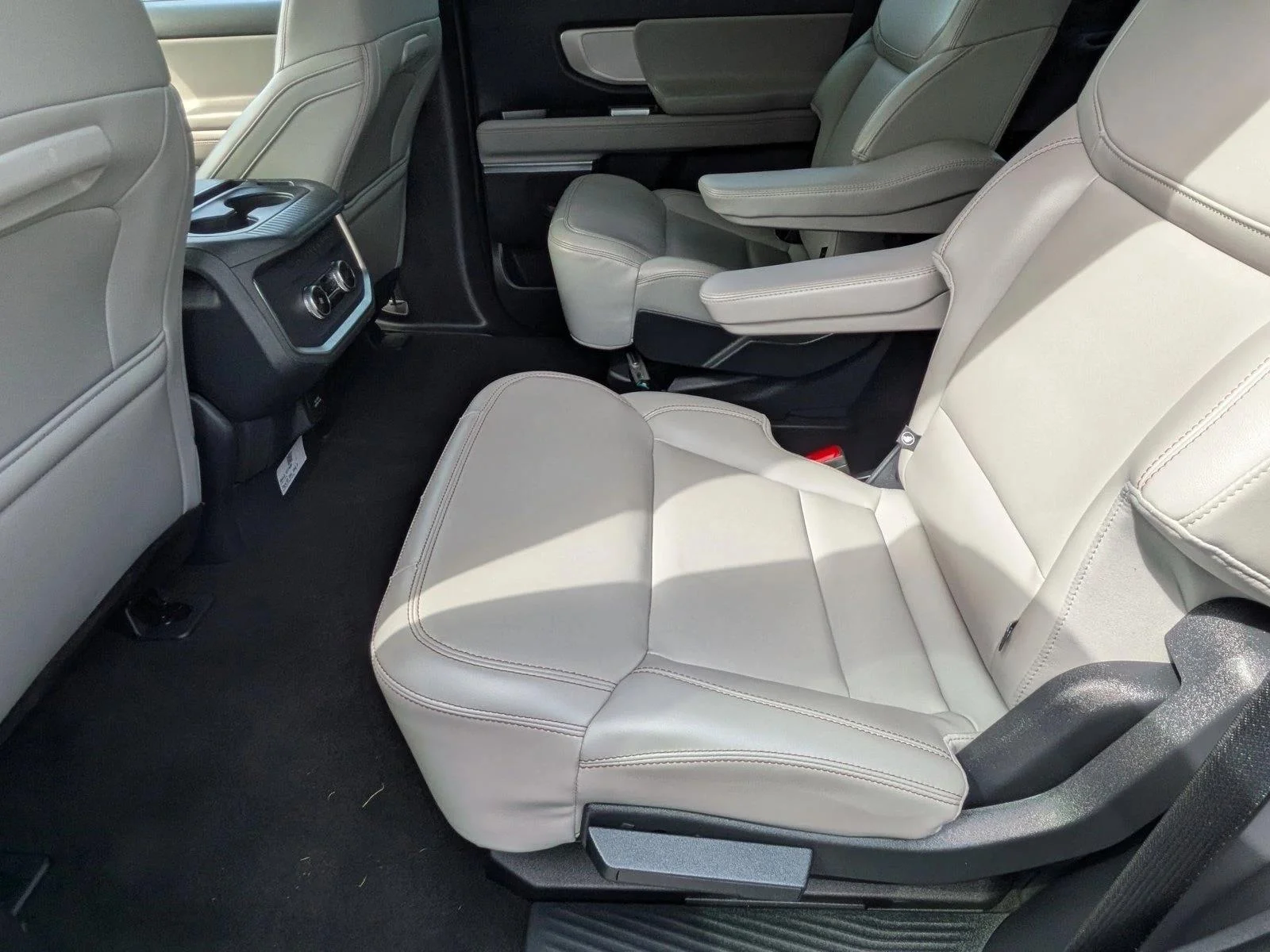 Used 2025 Space Silver Metallic Ford Active image 18