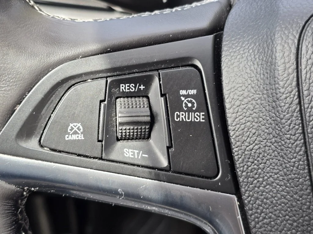 Used 2018 Summit White Buick Essence image 16