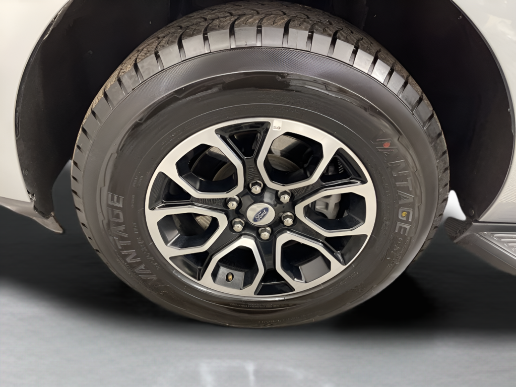 Used 2024 Silver Metallic Ford XLT image 36