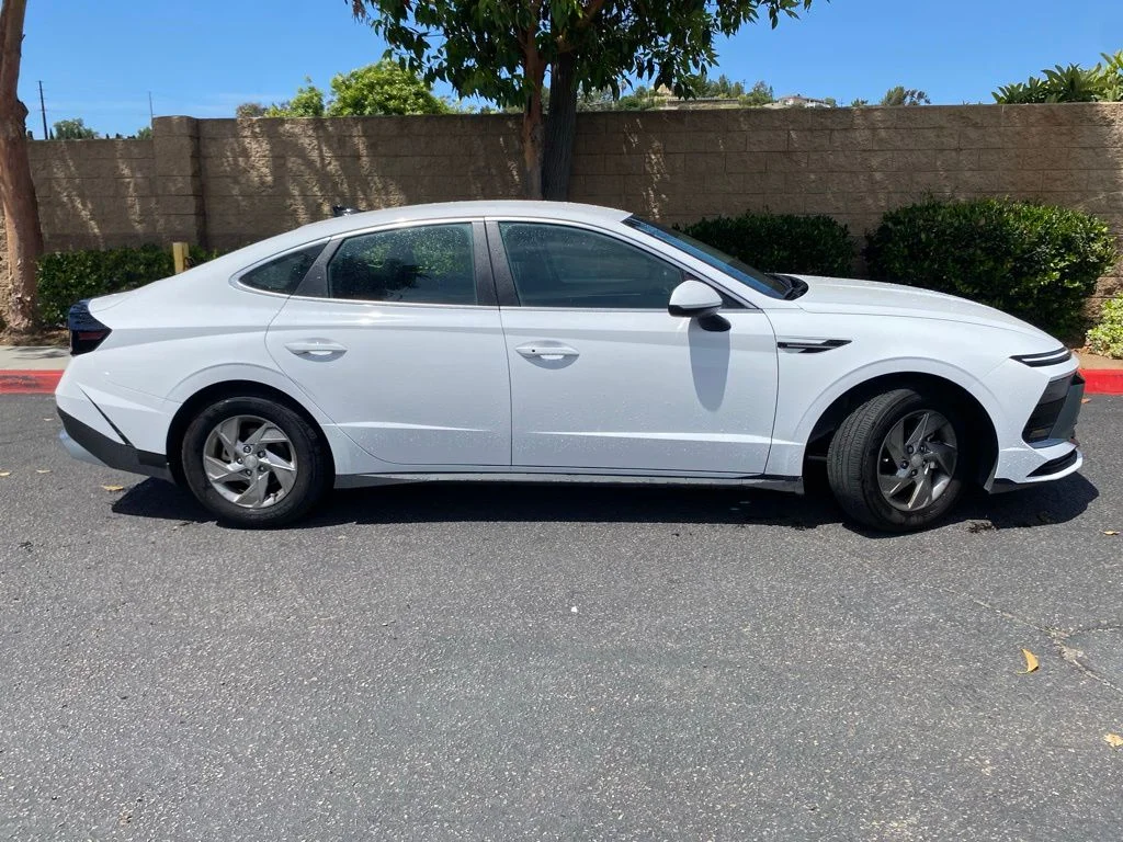 Used 2025 White Hyundai SE image 6