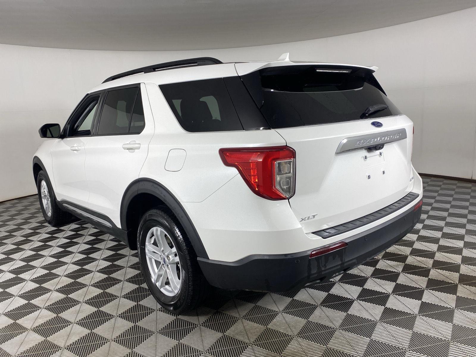 Used 2024 Star White Metallic Tri-Coat Ford XLT image 5