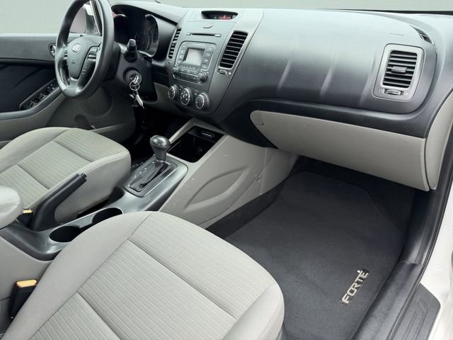 Used 2015 White Kia LX image 15