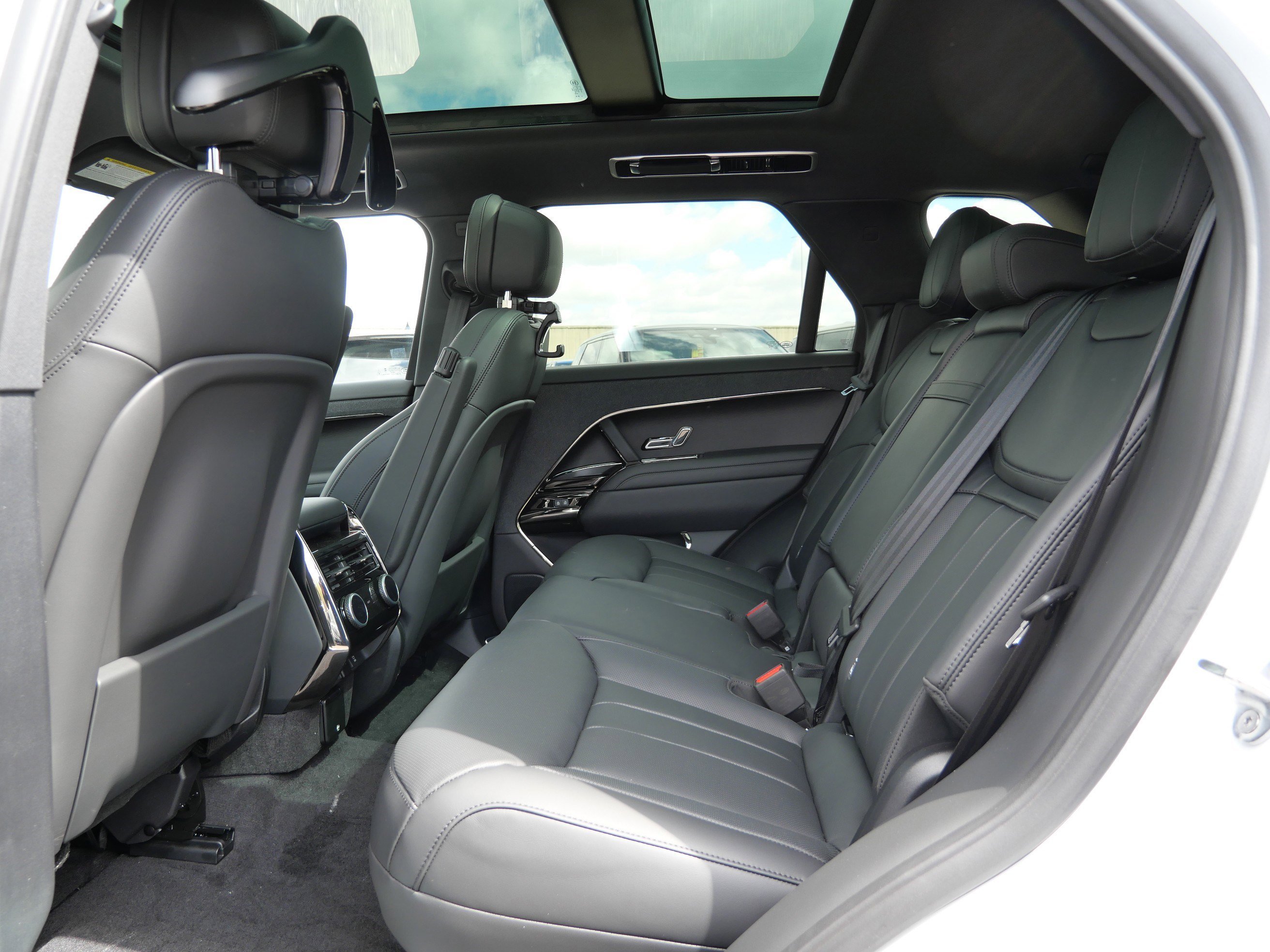 New 2026 Fuji White Land Rover Dynamic SE image 5