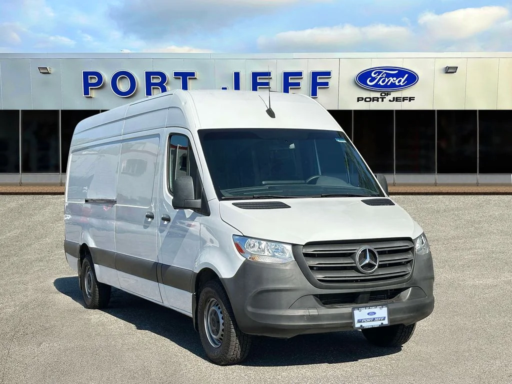 Used 2021 White Mercedes-Benz Cargo 170 WB image 3