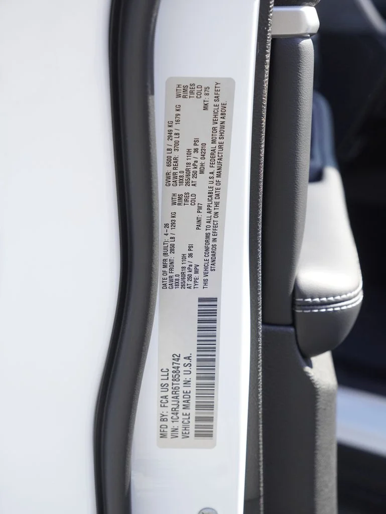 New 2026 Bright White Clear-Coat Exterior Paint Jeep Altitude image 31