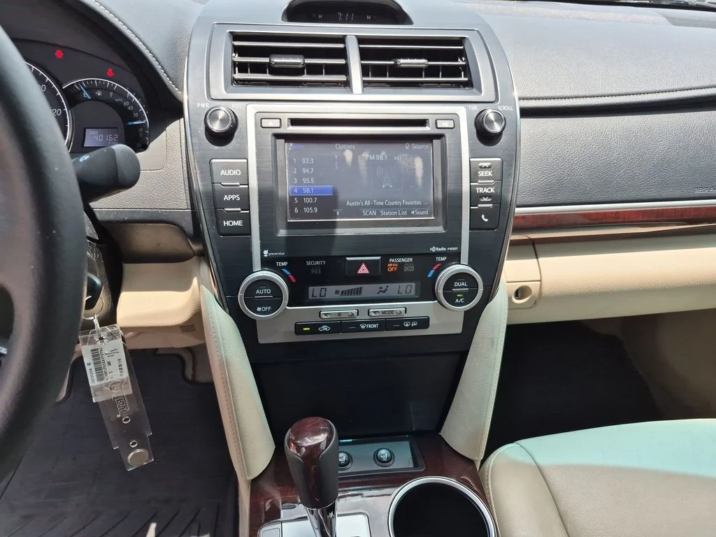 Used 2014 Red Toyota XLE image 5