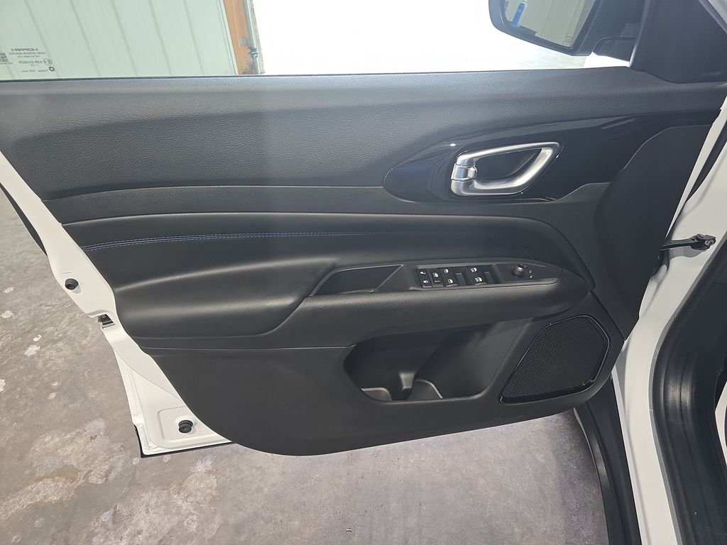 New 2026 Bright White Clearcoat Jeep Latitude image 12