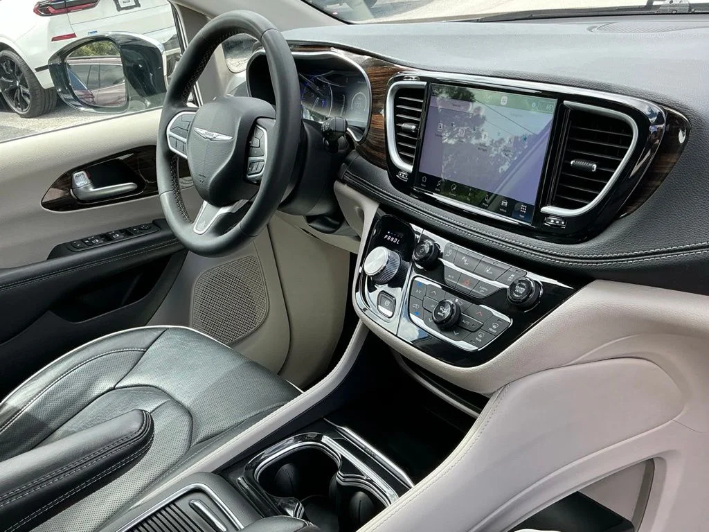 Used 2023 White Chrysler Limited image 14