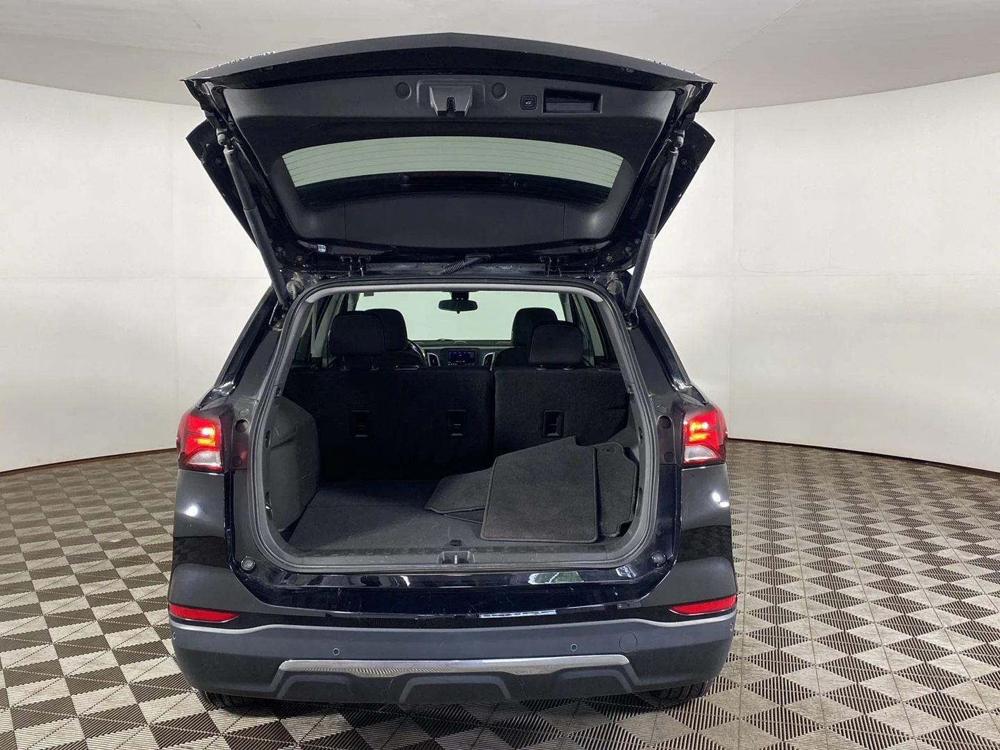Used 2022 Mosaic Black Metallic Chevrolet LT image 21