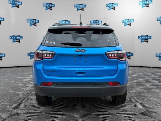 New 2025 Hydro Blue Pearl-Coat Exterior Paint Jeep Limited image 4