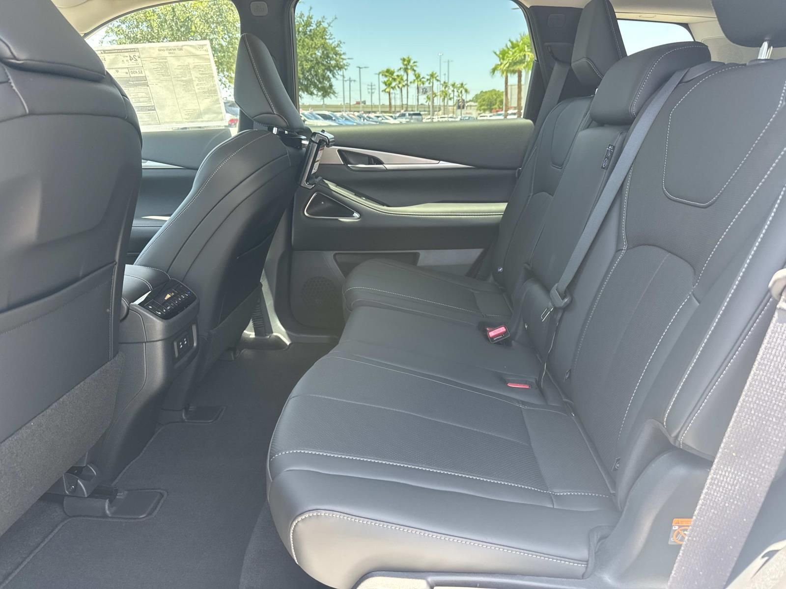 New 2027 RADIANT WHITE INFINITI Luxe FWD image 9