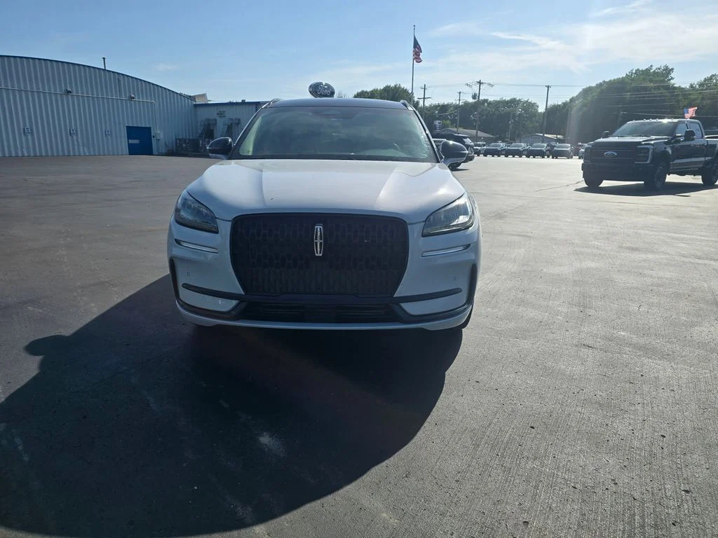 Used 2025 White Lincoln Premiere image 2