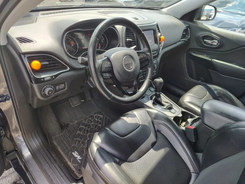 Used 2019 Gray Jeep Latitude Plus image 11