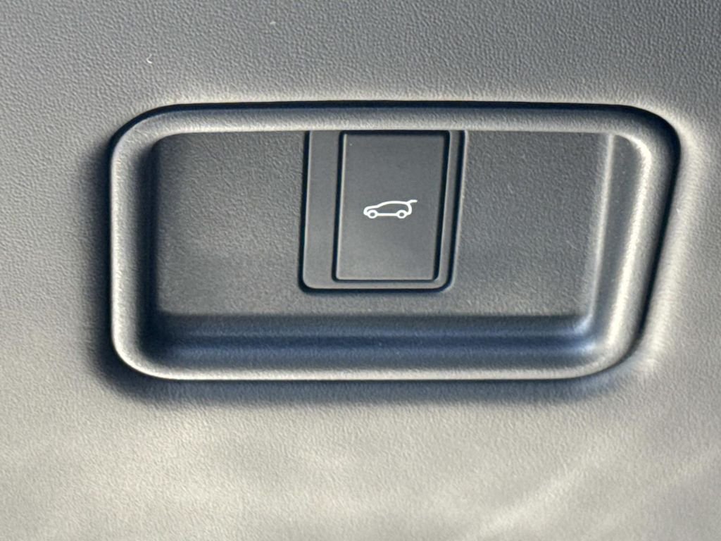 New 2026 Carpathian Grey Land Rover SE image 22