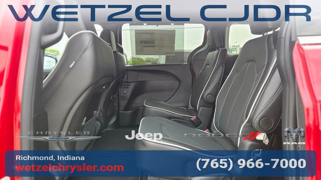 New 2027 Red Hot Pearl-Coat Exterior Paint Chrysler Limited image 31
