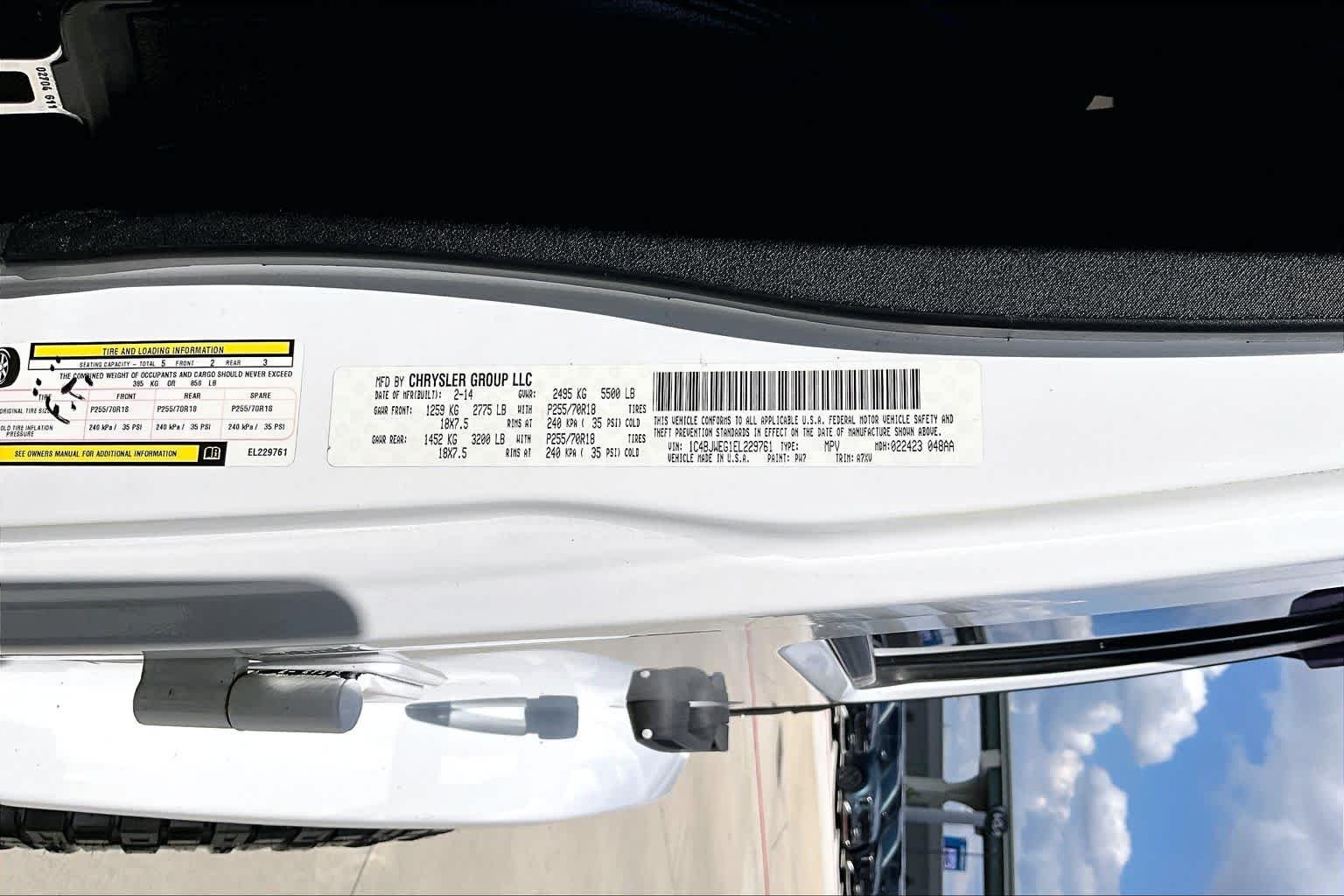 Used 2014 Bright White Clearcoat Jeep Sahara image 25