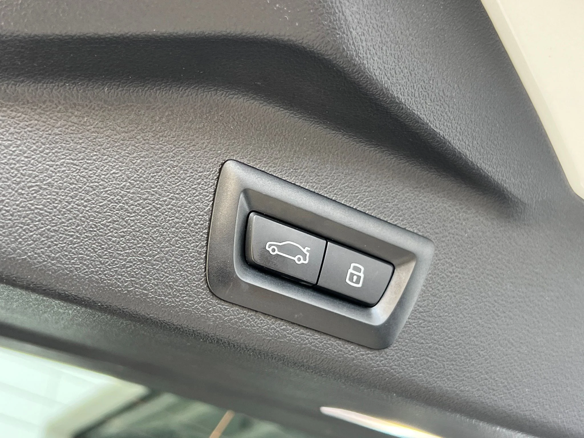 Used 2024 White BMW xDrive40i image 22