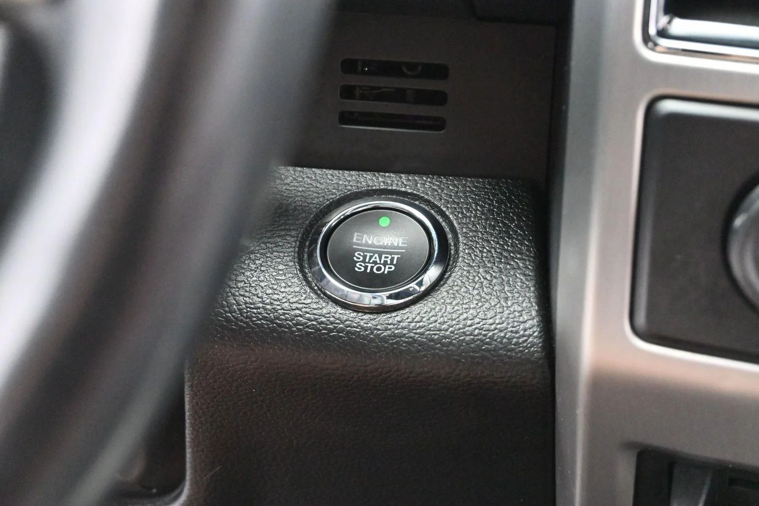 Used 2019 White Platinum Metallic Tri-Coat Ford Platinum image 28