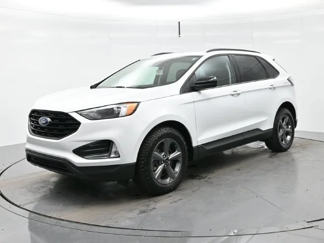 Used 2024 Oxford White Ford SEL image 3