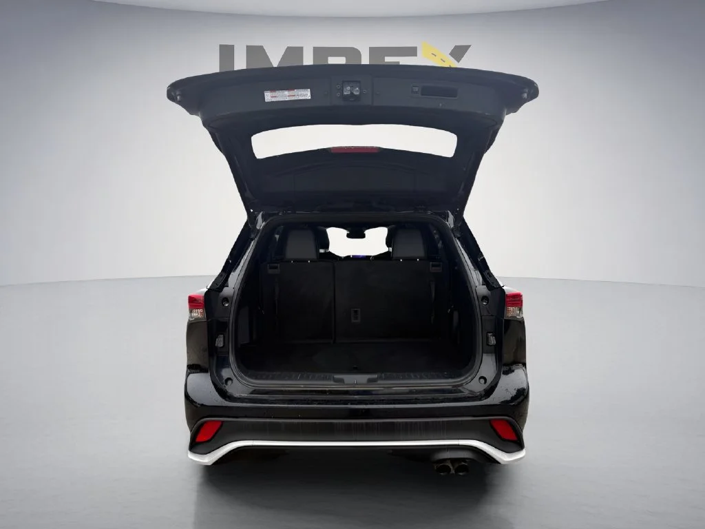 Used 2023  Toyota L image 31
