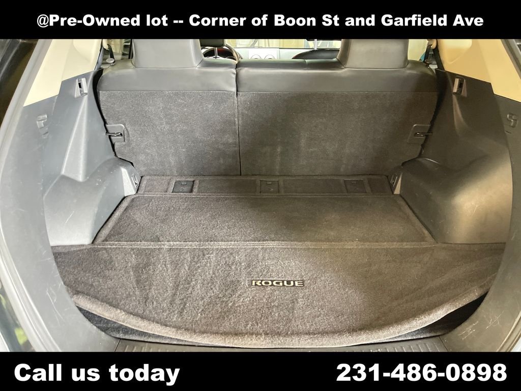 Used 2010 Black Nissan SL image 27