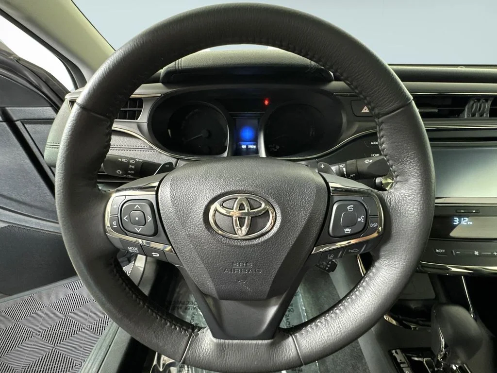 Used 2018 Gray Toyota XLE Premium image 26