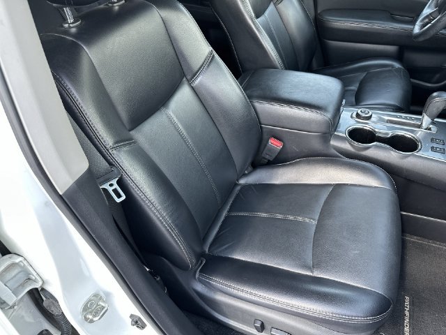 Used 2019 White Nissan SL image 29