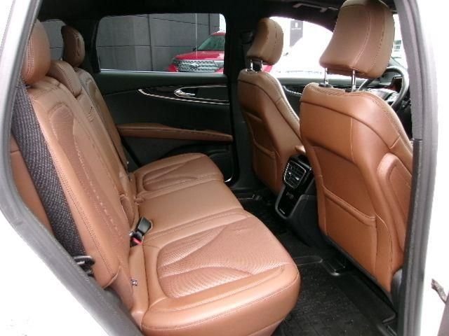 Used 2022 Pristine White Lincoln Reserve image 5