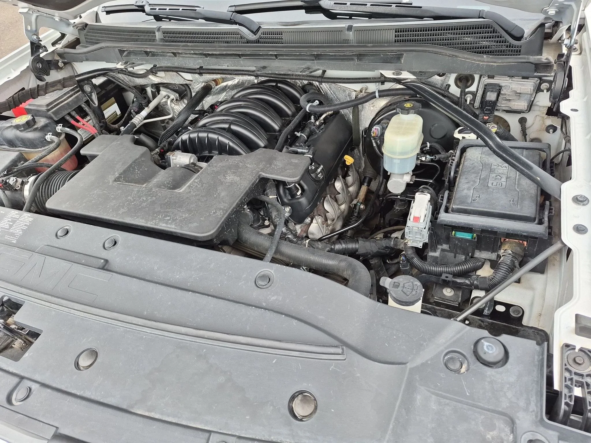 Used 2016 White Frost Tricoat GMC Denali image 23