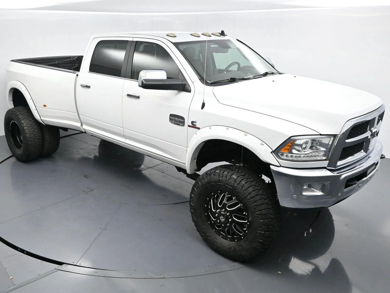 Used 2018 Bright White Clearcoat Ram Laramie Longhorn image 38