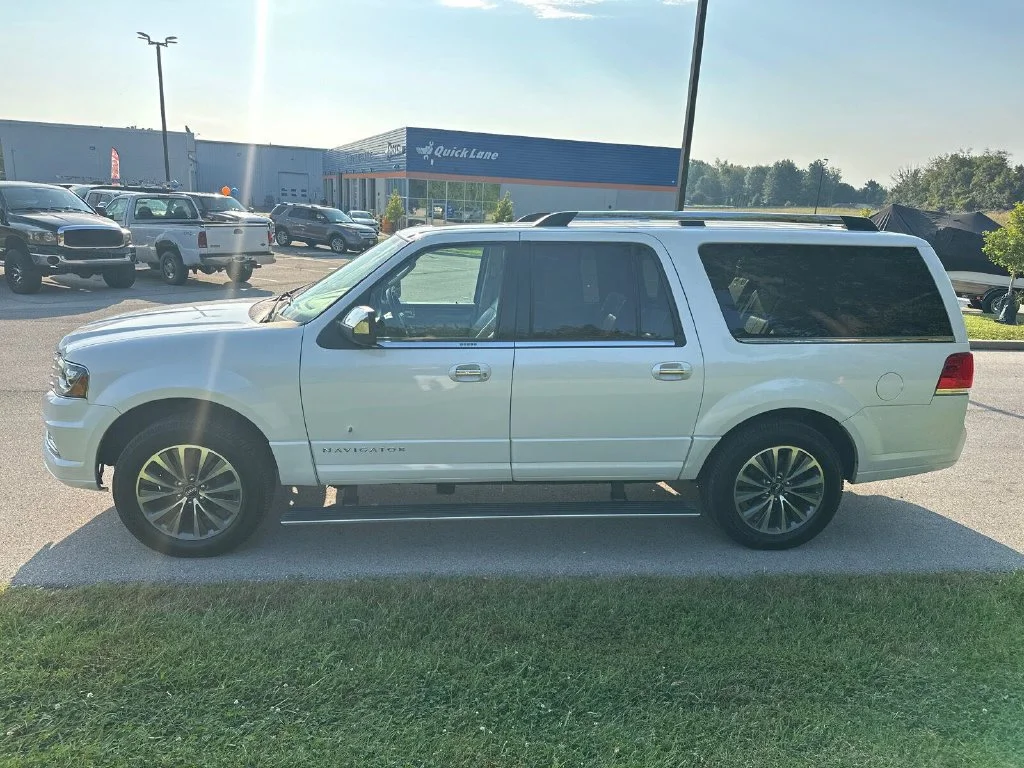 Used 2015 White Lincoln Base image 10