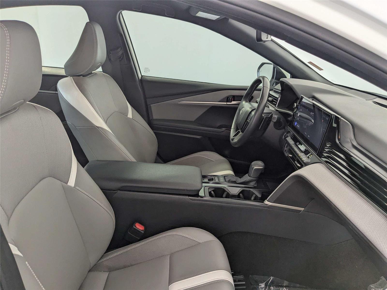 Used 2025 Ice Cap Toyota SE image 31